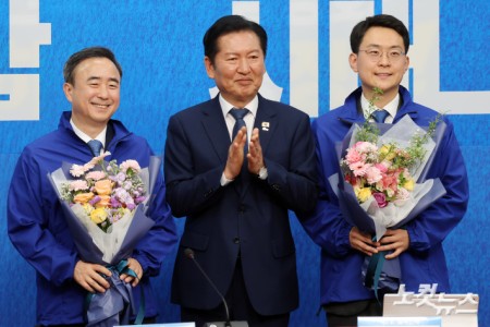 더불어민주당 정청래 대표가 6일 서울 여의도 국회에서 열린 발탁인재 환영식에서 인재로 선정된 박지원 최고위원과 임문영 대통령 직속 국가인공지능전략위원회 부위원장에게 당점퍼를 전달하고 기념촬영을 하고 있다.