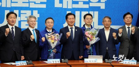 더불어민주당 정청래 대표가 6일 서울 여의도 국회에서 열린 발탁인재 환영식에서 인재로 선정된 박지원 최고위원과 임문영 대통령 직속 국가인공지능전략위원회 부위원장에게 당점퍼를 전달하고 기념촬영을 하고 있다.