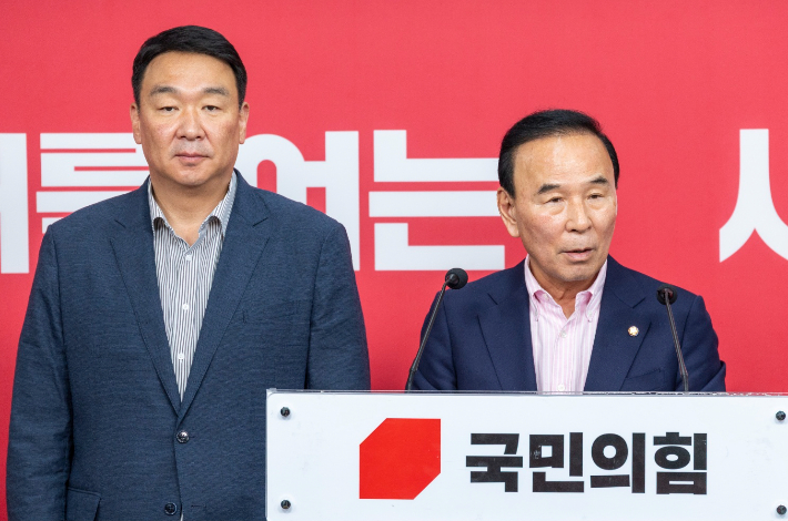 국민의힘 박덕흠 중앙당 공천관리위원장(오른쪽)과 공관위원들이 지난 1일 서울 여의도 국민의힘 중앙당사에서 이날 심사한 6ㆍ3 재보선 지역구 후보 공천 결과를 발표하고 있다. 연합뉴스