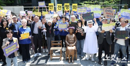 평화의 소녀상을 둘러싼 경찰 바리케이드가 6년 만에 전면 철거된 6일 서울 종로구 옛 주한 일본대사관 앞 평화의 소녀상에서 시민단체 정의기억연대가 제1751차 정기 수요시위를 시작하기 전 바리케이드 철거 기념 행사를 하고 있다.경찰은 2020년 6월, 위안부 반대 단체 집회로 훼손 우려가 제기되자 소녀상 주변에 바리케이드를 설치했다. 하지만 지난 3월, 위안부법폐지국민행동 김병헌 대표가 사자명예훼손 혐의 등으로 구속되면서 철거 논의가 본격화됐다.