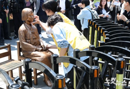 평화의 소녀상을 둘러싼 경찰 바리케이드가 6년 만에 전면 철거된 6일 서울 종로구 옛 주한 일본대사관 앞 평화의 소녀상에서 정의연 관계자가 제1751차 정기 수요시위를 시작하기 전 소녀상을 닦고 있다.경찰은 2020년 6월, 위안부 반대 단체 집회로 훼손 우려가 제기되자 소녀상 주변에 바리케이드를 설치했다. 하지만 지난 3월, 위안부법폐지국민행동 김병헌 대표가 사자명예훼손 혐의 등으로 구속되면서 철거 논의가 본격화됐다.