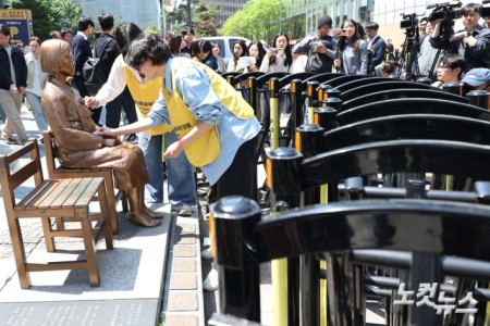 평화의 소녀상을 둘러싼 경찰 바리케이드가 6년 만에 전면 철거된 6일 서울 종로구 옛 주한 일본대사관 앞 평화의 소녀상에서 정의연 관계자가 제1751차 정기 수요시위를 시작하기 전 소녀상을 닦고 있다.경찰은 2020년 6월, 위안부 반대 단체 집회로 훼손 우려가 제기되자 소녀상 주변에 바리케이드를 설치했다. 하지만 지난 3월, 위안부법폐지국민행동 김병헌 대표가 사자명예훼손 혐의 등으로 구속되면서 철거 논의가 본격화됐다.