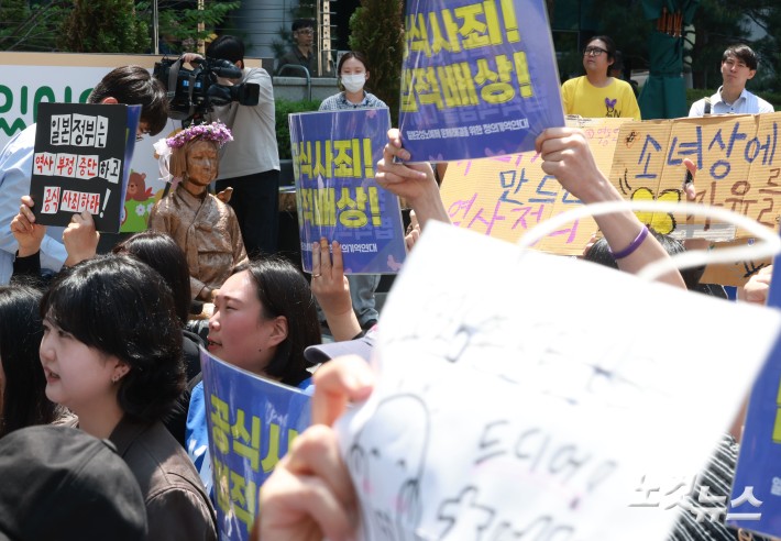 평화의 소녀상을 둘러싼 경찰 바리케이드가 6년 만에 전면 철거된 가운데 6일 서울 종로구 옛 주한 일본대사관 앞 평화의 소녀상 인근에서 제1751차 정기 수요시위가 진행되고 있다.