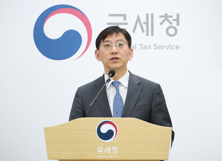 국세청 안덕수 조사국장이 6일 주식시장 불공정 탈세자 2차 세무조사 착수를 발표하고 있다. 국세청 제공