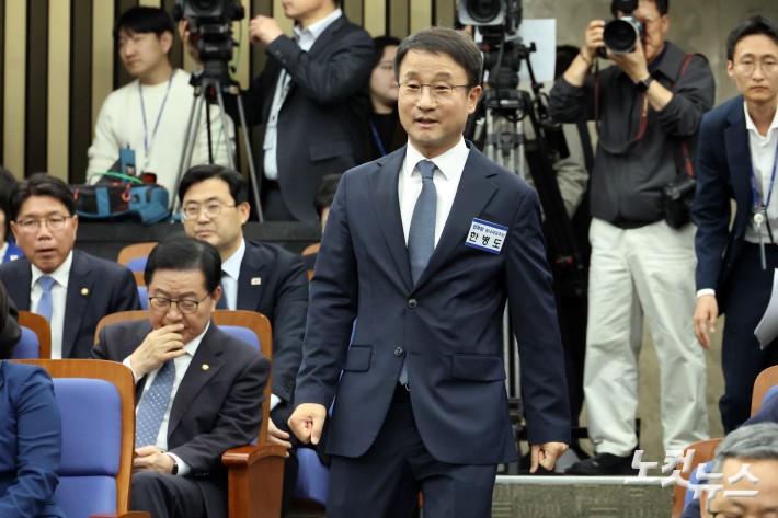 더불어민주당 원내대표 선거에 단독 입후보한 한병도 의원이 6일 서울 여의도 국회에서 열린 제3기 원내대표 선출 의원총회에 참석하고 있다.