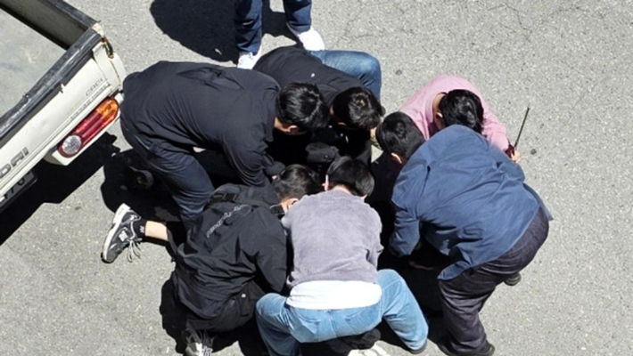 5일 광주 광산구 월계동 한 도로에서 살인 혐의 등을 받고 있는 20대 장모씨를 경찰이 긴급 체포하고 있다. 연합뉴스