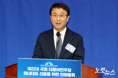 더불어민주당 새 원내대표로 선출되며 연임에 성공한 한병도 의원이 6일 서울 여의도 국회에서 열린 원내대표 선출을 위한 의원총회에서 원내대표 수락연설을 하고 있다.