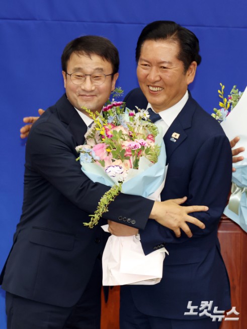 더불어민주당 새 원내대표로 선출되며 연임에 성공한 한병도 의원이 6일 서울 여의도 국회에서 열린 원내대표 선출을 위한 의원총회에서 정청래 대표와 포옹을 하고 있다.