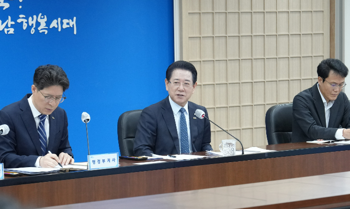 김영록 전라남도지사가 6일 도청서 실국장 정책회의를 주재하고 도정 현안을 논의하고 있다. 전라남도 제공