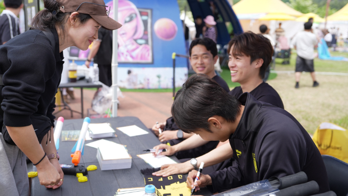 고흥 축제에서 운영된 전남드레곤즈 홍보 부스. 전남드래곤즈 제공 