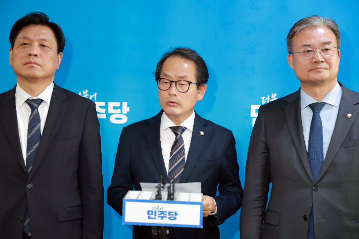 브리핑하는 더불어민주당 강준현 수석대변인. 연합뉴스