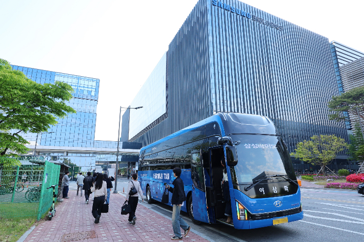 출근하는 삼성바이오로직스 직원들     (인천=연합뉴스) 임순석 기자 = 6일 오전 인천 연수구 삼성바이오로직스 공장에 직원들이 출근하고 있다. 삼성바이오로직스 노조는 지난 1~5일 진행한 전면 파업을 마무리하고 이날 현장에 복귀했다. 2026.5.6     soonseok02@yna.co.kr (끝)   <저작권자(c) 연합뉴스, 무단 전재-재배포, AI 학습 및 활용 금지> 연합뉴스