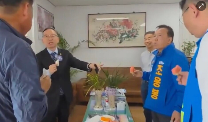 지난 2일 순천 낙안면 '오이데이 행사'에 참석한 김문수 의원이 논란이 된 발언을 하는 모습. 시사초점TV 제공 