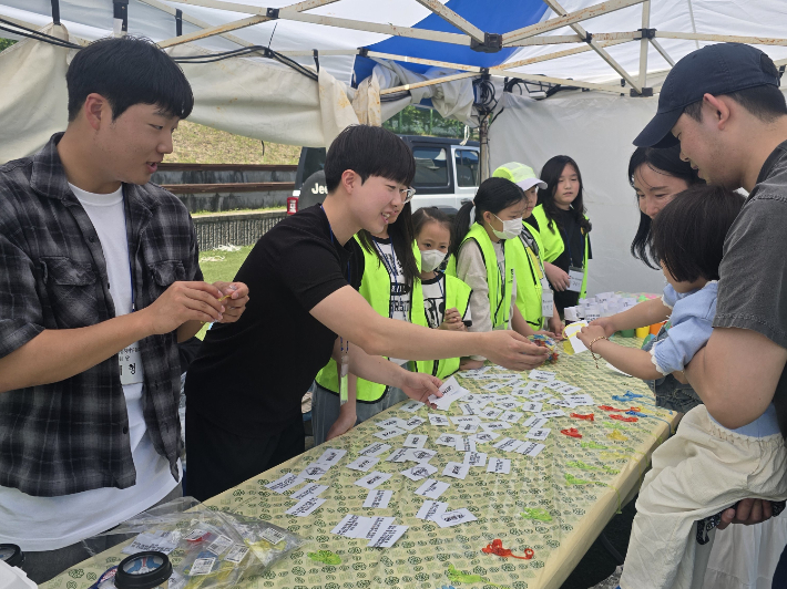 동국대 WISE캠퍼스 경주시 탄소중립지원센터가 어린이날 행사에 참여해 아이들을 대상으로 '탄소중립 체험부스'를 운영하고 있다. 동국대 제공