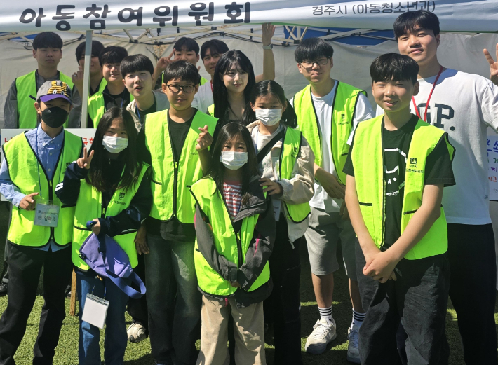동국대 WISE캠퍼스 경주시 탄소중립지원센터가 어린이날 행사에 참여해 아이들을 대상으로 '탄소중립 체험부스'를 운영하고 있다. 동국대 제공