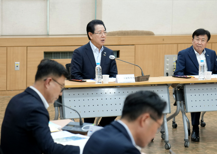 김영록 전라남도지사가 6일 여수시청 회의실에서 2026여수세계섬박람회 종합대책 점검회의를 주재하고 안전, 교통 등 행사 전반의 준비상황을 점검하고 있다. 전라남도 제공