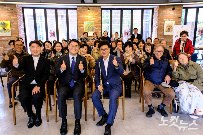 예장 통합총회 문화법인이 진행하는 새참음악회가 선교적 문화목회로 자리매김하고 있다. 사진은 새참음악회를 7차례 연 서울 연동교회가 지난해 10월 자체 진행한 'YD 샌드위치 음악회'를 진행 한뒤 기념사진 촬영에 나서고 있는 모습. 사진 연동교회