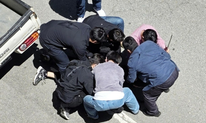 5일 광주 광산구 월계동 한 도로에서 살인 혐의 등을 받고 있는 20대 장모씨를 경찰이 긴급 체포하고 있다. 연합뉴스