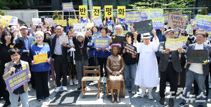 평화의 소녀상을 둘러싼 경찰 바리케이드가 6년 만에 전면 철거된 6일 서울 종로구 옛 주한 일본대사관 앞 평화의 소녀상에서 시민단체 정의기억연대가 제1751차 정기 수요시위를 시작하기 전 바리케이드 철거 기념 행사를 하고 있다.   경찰은 2020년 6월, 위안부 반대 단체 집회로 훼손 우려가 제기되자 소녀상 주변에 바리케이드를 설치했다. 하지만 지난 3월, 위안부법폐지국민행동 김병헌 대표가 사자명예훼손 혐의 등으로 구속되면서 철거 논의가 본격화됐다. 류영주 기자