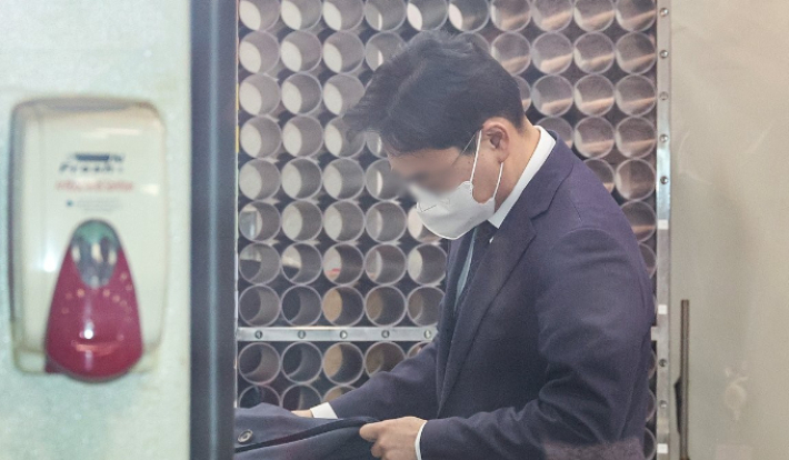 특정범죄 가중처벌법상 뇌물 수수 혐의를 받는 김모 부장판사가 서울중앙지법에서 열린 구속 전 피의자심문(영장실질심사)에 출석하고 있다. 연합뉴스