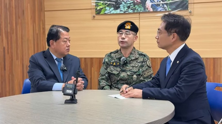 곽종근(가운데) 전 육군 특수전사령관이 김병주(왼쪽) 민주당 의원 유튜브에 출연해 12·3  내란 상황에 대해 설명하고 있다. 오른쪽은 박선원 민주당 의원. 김병주 의원 유튜브 캡처