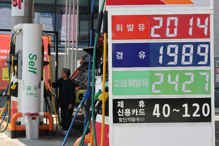 석유류가 20% 넘게 오르는 등 지난달 소비자물가가 1년 9개월 만에 가장 큰 폭으로 뛴 가운데 6일 서울 시내 한 주유소에 유가정보가 표시돼 있다. 연합뉴스