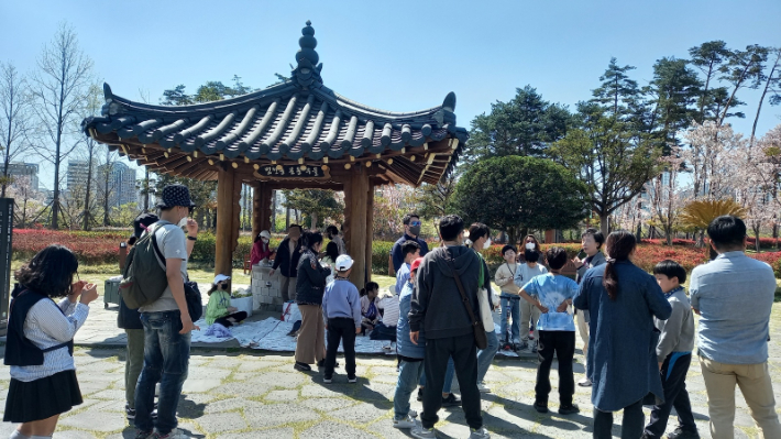 구석구석 시민공원 미션 탐험대 진행 모습. 부산근현대역사관 제공