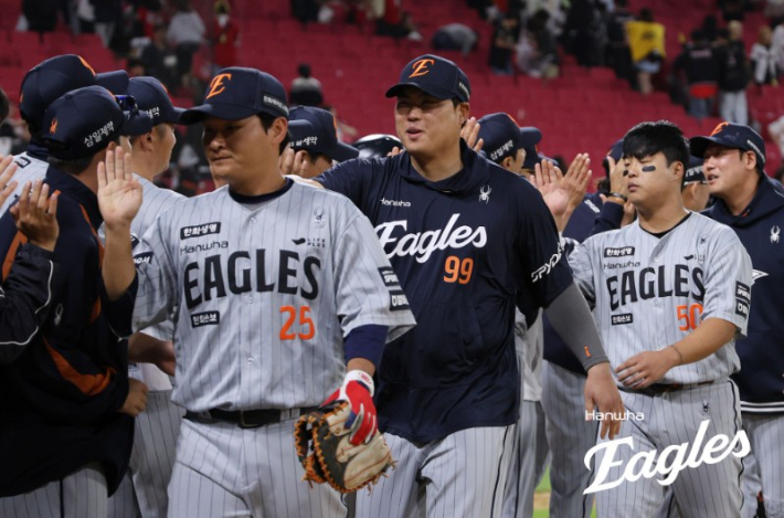 6이닝 1실점 투구로 승리 투수가 된 한화 류현진이 경기 후 선수단과 하이파이브하고 있다. 한화 이글스 