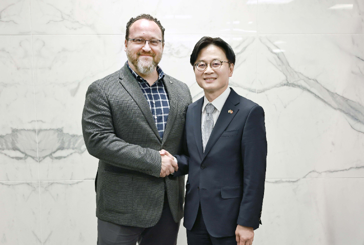 김정관 산업통상부 장관이 6일(현지시간) 캐나다 오타와에서 플라비오 볼페 캐나다 자동차부품제조협회 회장을 만나 기념 촬영하고 있다. 연합뉴스