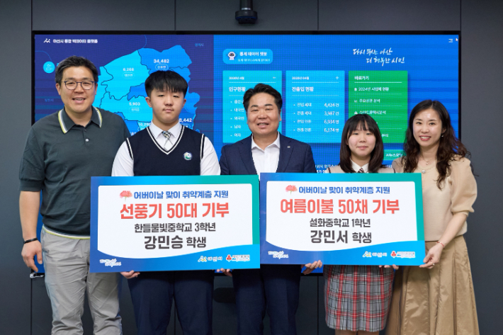 오세현 아산시장(가운데)과 강민승, 강민서 학생, 부모가 기념촬영을 하고 있다. 아산시 제공