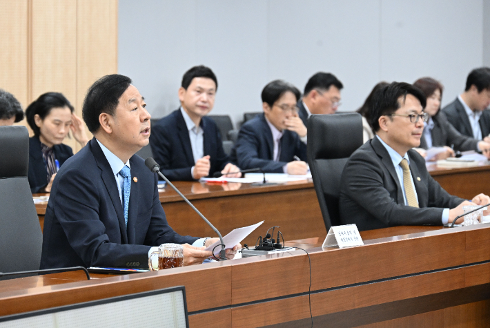 구윤철(앞줄 왼쪽) 부총리 겸 재정경제부 장관이 7일 정부세종청사 중앙동에서 열린 '민생물가 특별관리 관계장관TF'를 주재하고 있다. 재정경제부 제공
