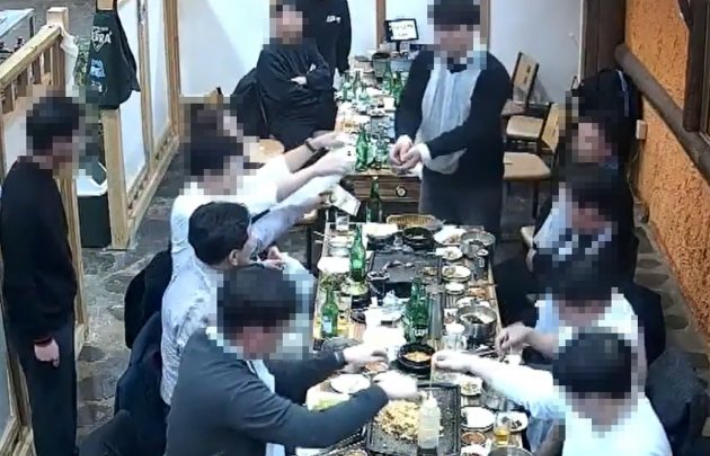 김관영 전북지사가 돈을 건네는 장면. 연합뉴스