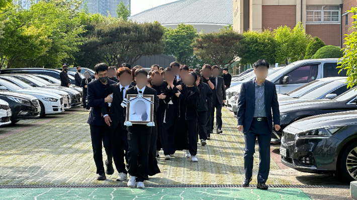 광주 광산구에서 흉기 습격을 당해 숨진 A(17)양의 발인이 엄수된 7일 오전 유가족들이 고인의 모교인 광산구 한 고등학교를 방문해 교정을 돌고 있다. 독자 제공