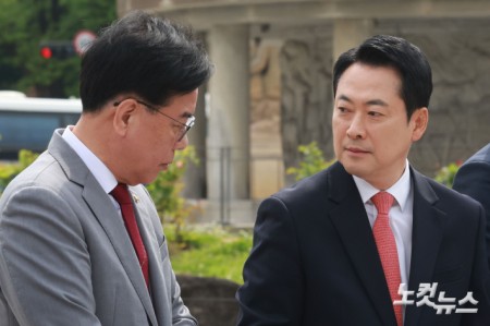 장동혁 국민의힘 대표와 송언석 원내대표가 7일 오전 서울 종로구 청와대 사랑채 분수대 앞에서 열린 현장 최고위원회의에 참석하고 있다.