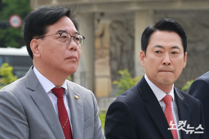 장동혁 국민의힘 대표와 송언석 원내대표가 7일 오전 서울 종로구 청와대 사랑채 분수대 앞에서 열린 현장 최고위원회의에 참석하고 있다.