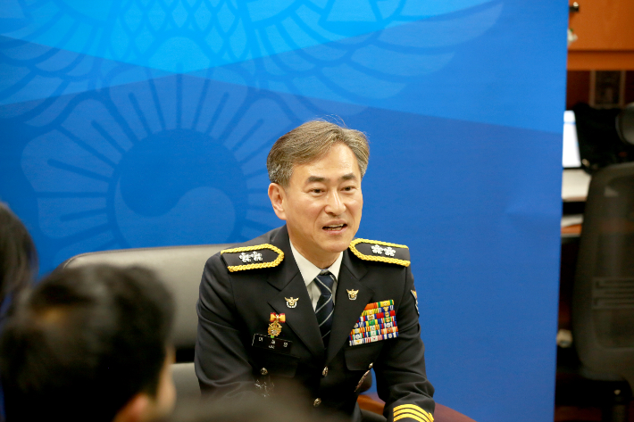 지난 4월 13일 취임 후 전북경찰청 기자실을 찾은 이재영 전북경찰청장이 취재진과 대화하고 있다. 전북경찰청 제공