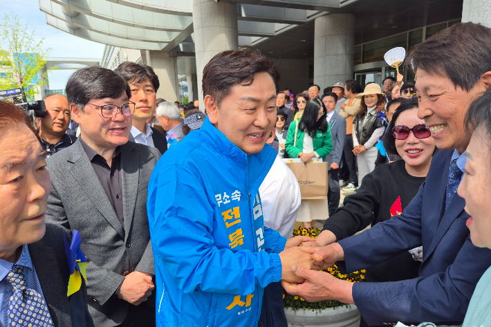 7일 오전 김관영 전북도지사 예비후보가 전북도의회 앞에 모인 지지자들과 악수하고 있다. 송승민 기자