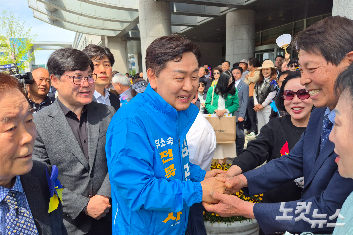 7일 오전 김관영 전북도지사 예비후보가 전북도의회 앞에 모인 지지자들과 악수하고 있다. 송승민 기자