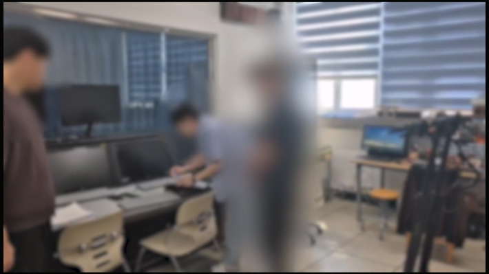 경찰이 A씨를 상대로 압수수색 영장을 집행하는 모습. 부산경찰청 제공
