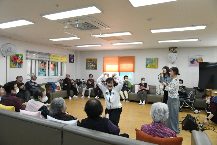 백석대 재학생들이 어버이날을 앞두고 어르신들에게 노래와 춤 공연을 하고 있다. 백석대 제공