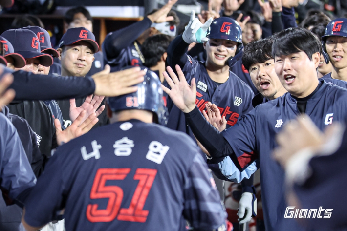 축하받는 나승엽. 롯데 자이언츠