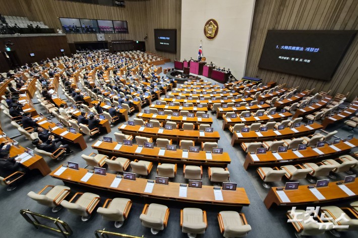 7일 서울 여의도 국회에서 열린 제435회국회(임시회) 제1차 본회의에 대한민국헌법 개정안이 상정된 가운데 국민의힘 의원들이 불참하며 자리가 비어있다.
