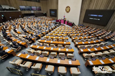 7일 서울 여의도 국회에서 열린 제435회국회(임시회) 제1차 본회의에 대한민국헌법 개정안이 상정된 가운데 국민의힘 의원들이 불참하며 자리가 비어있다.