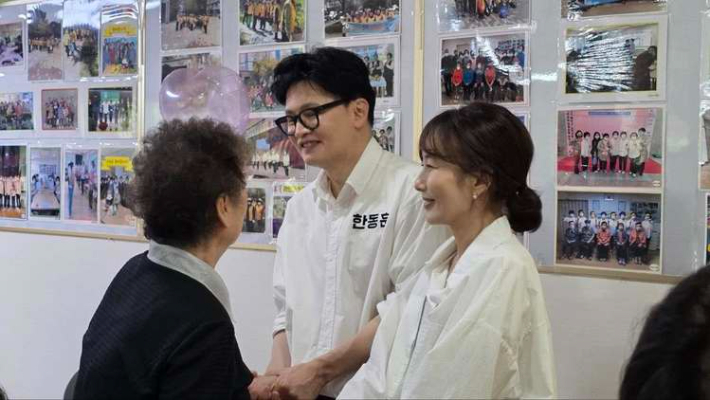 한동훈 부산 북구갑 후보와 아내 진은정 변호사가 지역 어르신을 만나고 있는 모습. 한동훈 후보 SNS 캡처