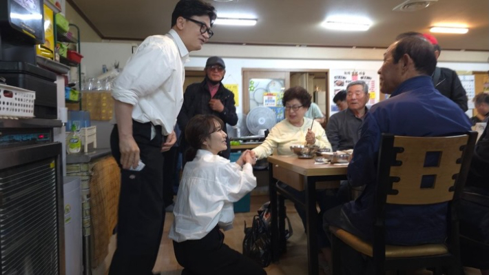 한동훈 부산 북구갑 후보와 아내 진은정 변호사가 지역 어르신을 만나고 있는 모습. 한동훈 후보 SNS 캡처