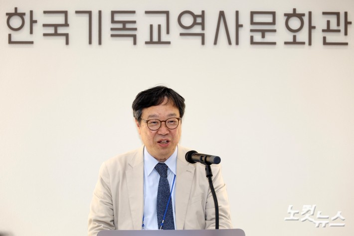 인사말하는 안교성 한국기독교역사문화관장
