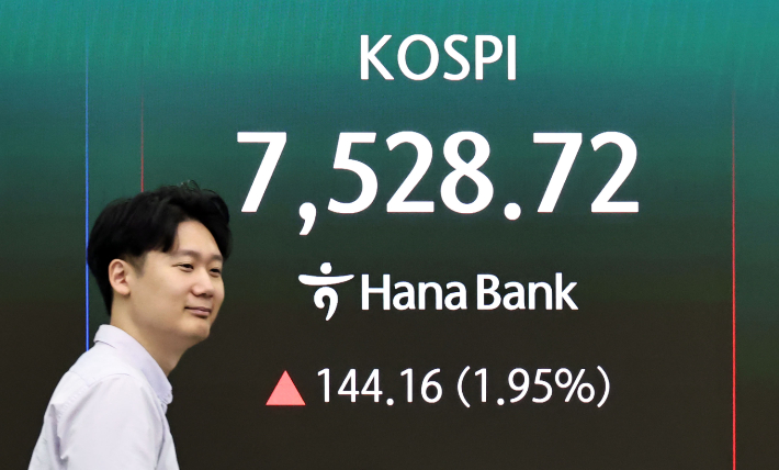 코스피는 장중 7500을 돌파하며 또 최고치를 경신했다. 연합뉴스