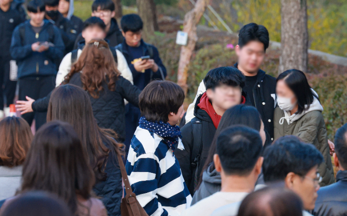 대학수학능력 시험이 끝난 후 수험생들이 가족들과 인사하고 있다. 전북교육청 제공