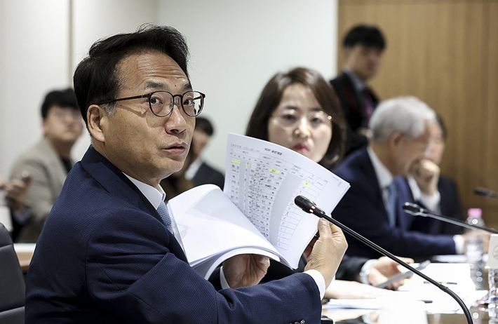 더불어민주당 박선원 의원이 23일 서울 종로구 감사원에서 열린 '윤석열 정권 정치검찰 조작기소 의혹 사건 진상규명 국정조사특별위원회' 현장조사에서 질의하고 있다. 연합뉴스