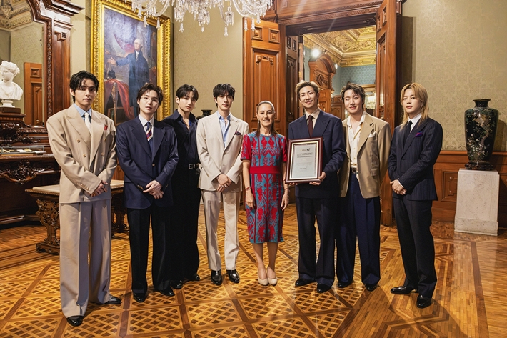 지난 6일(현지 시각) 멕시코 대통령실의 공식 초청으로 클라우디아 셰인바움 대통령을 만난 그룹 방탄소년단. 빅히트 뮤직 제공